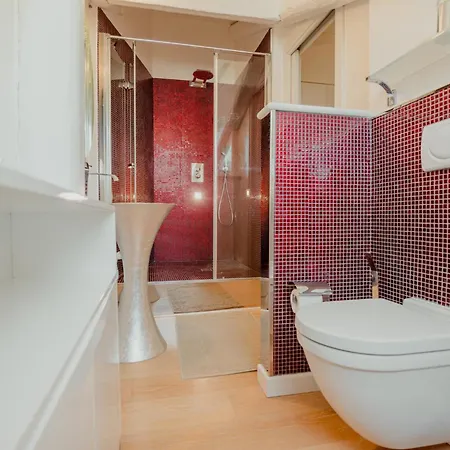 公寓 Aphrodite Luxury With Jacuzzi 的里雅斯特