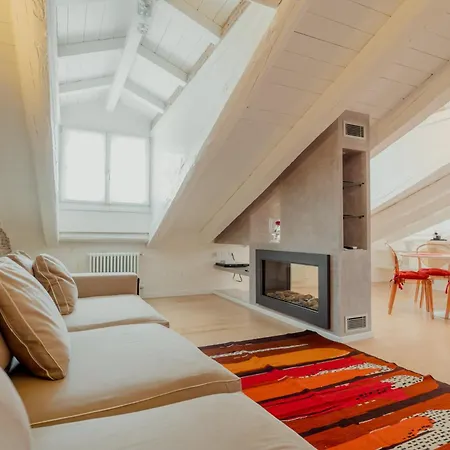 公寓 Aphrodite Luxury With Jacuzzi 的里雅斯特